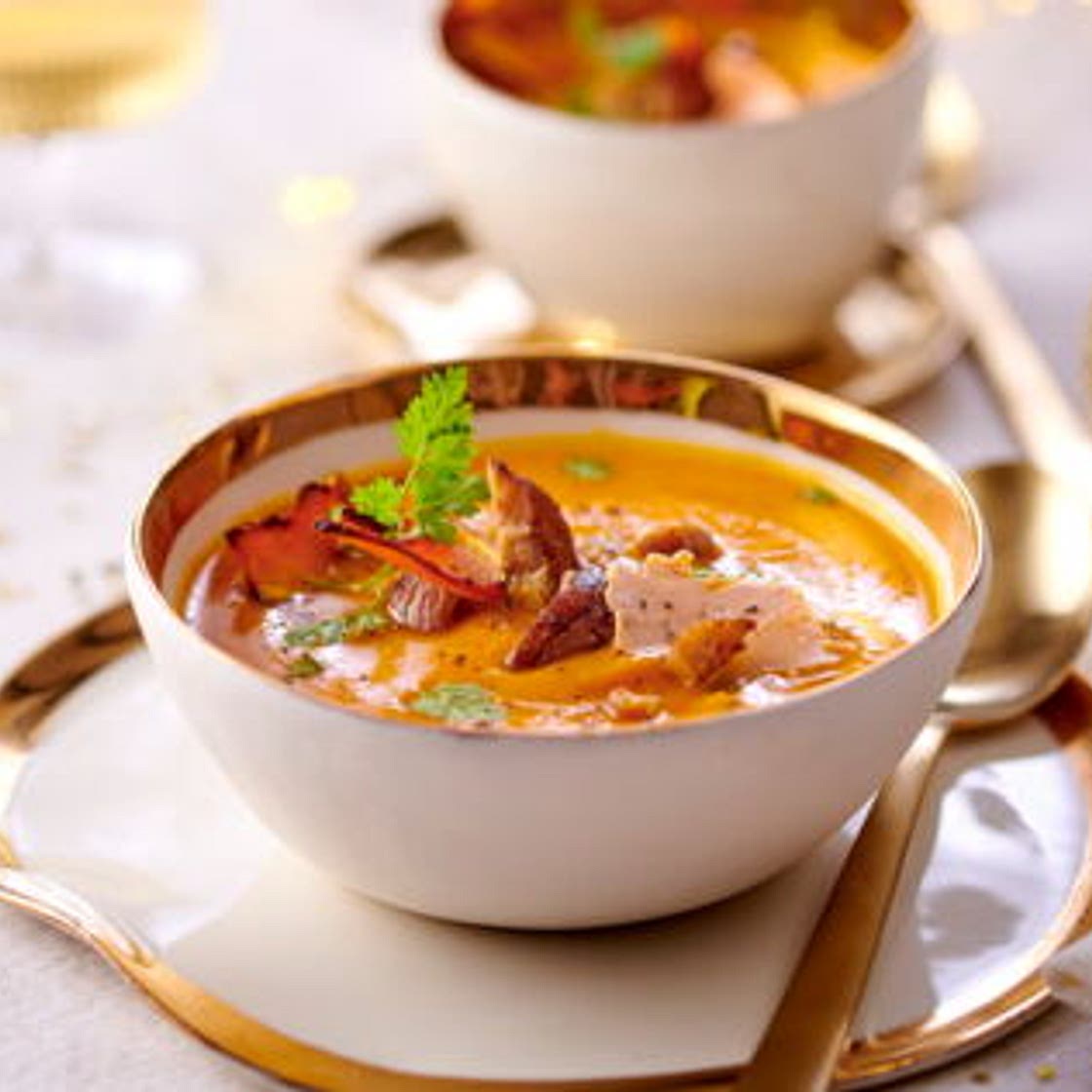 Velouté de potimarrons aux éclats de châtaignes et copeaux de foie gras