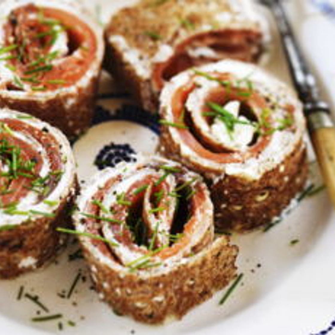Rolls de galette au fromage frais, saumon fumé et ciboulette
