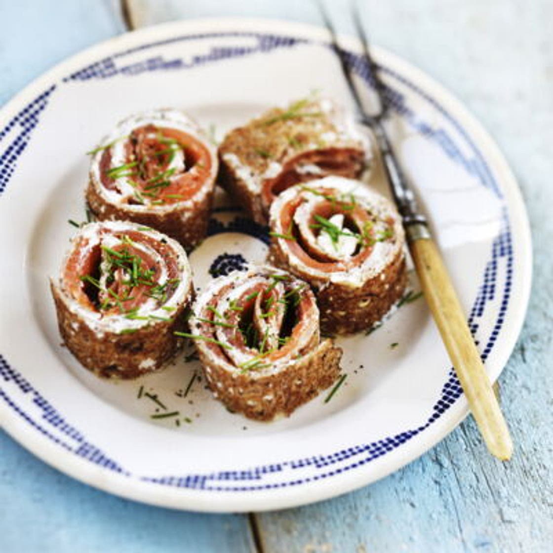 Rolls de galette au fromage frais, saumon fumé et ciboulette