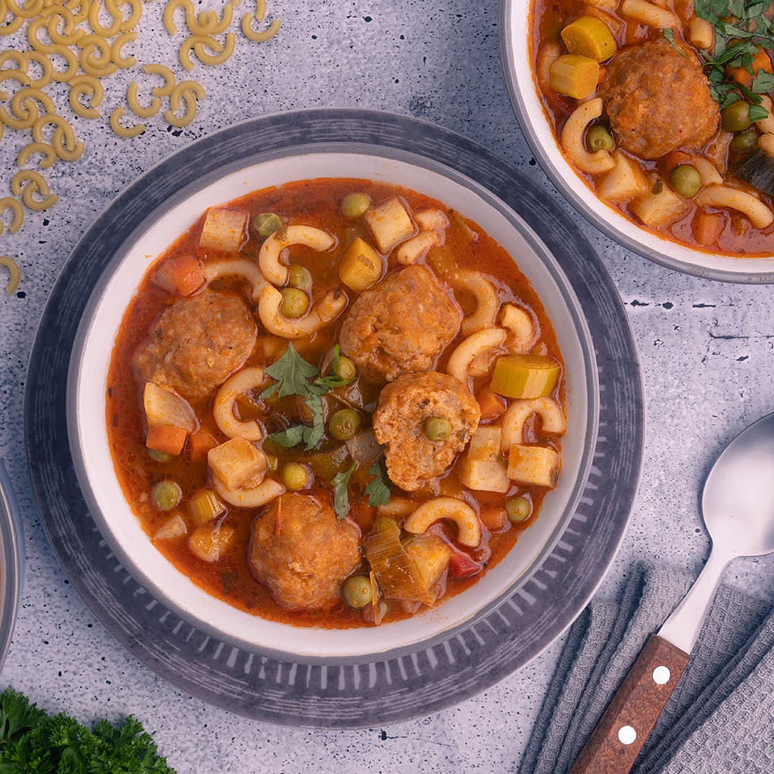 Nudeltopf mit Fleischklößchen