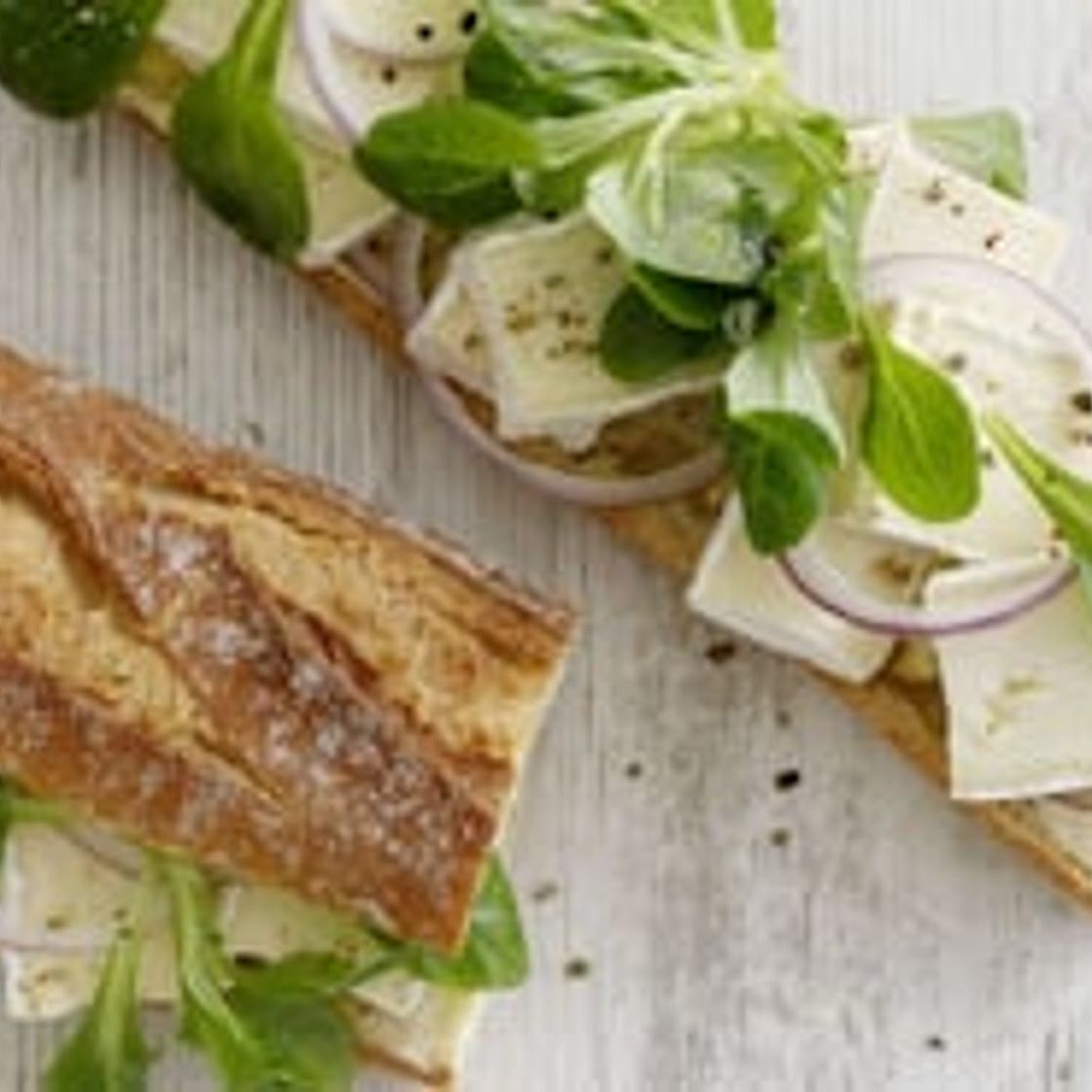 Baguette mit Brie und Nüsslisalat