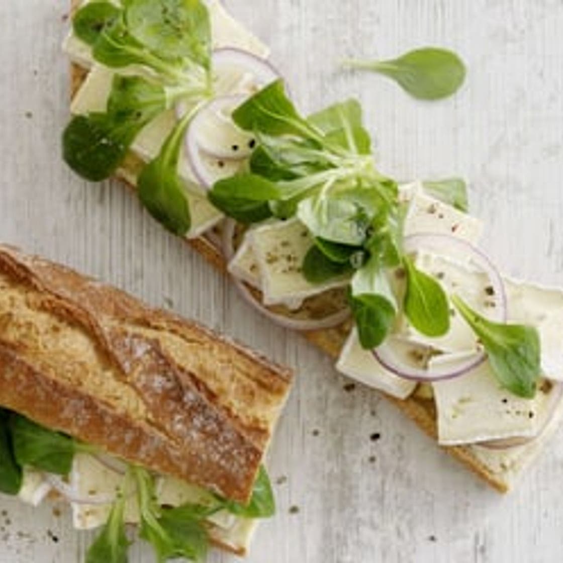 Baguette mit Brie und Nüsslisalat