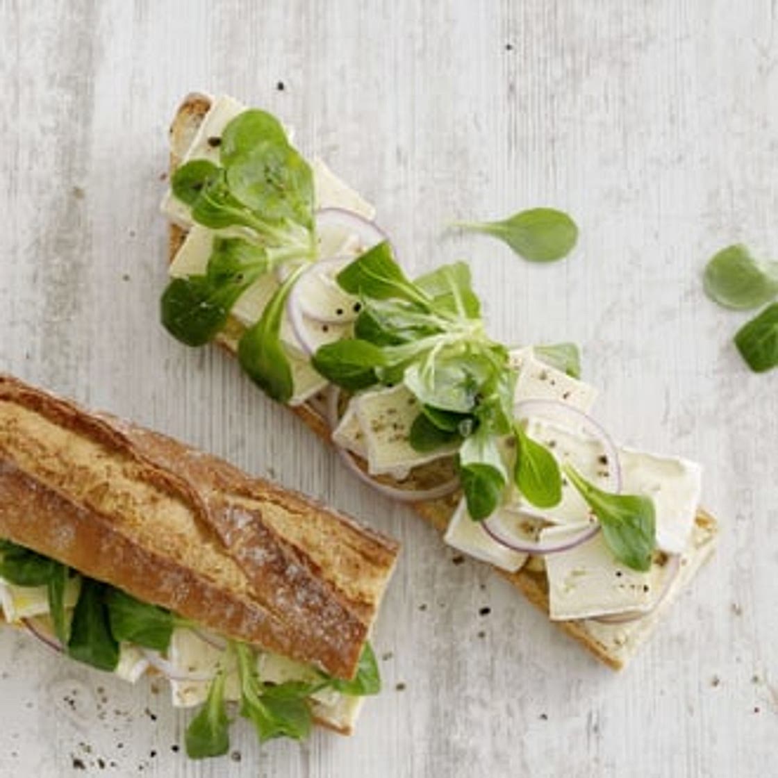 Baguette mit Brie und Nüsslisalat