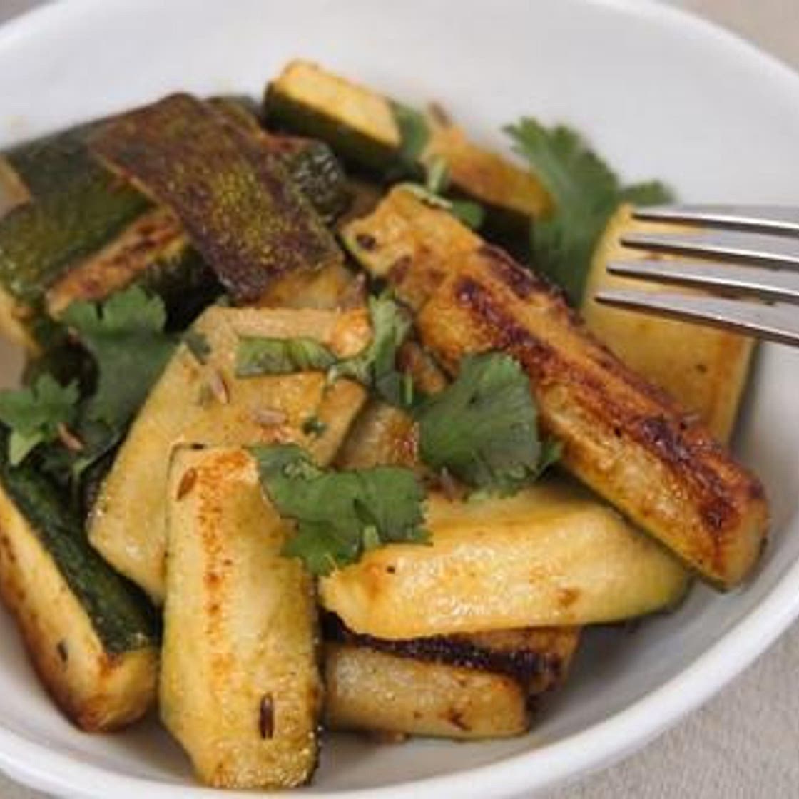 Courgettes sautées à la moutarde, cumin et coriandre fraîche