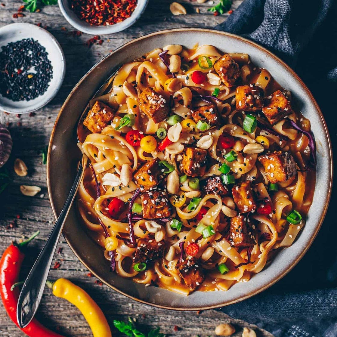 Asiatische Nudeln mit knusprigem Tofu und Chili- Erdnuss- Sesamsoße