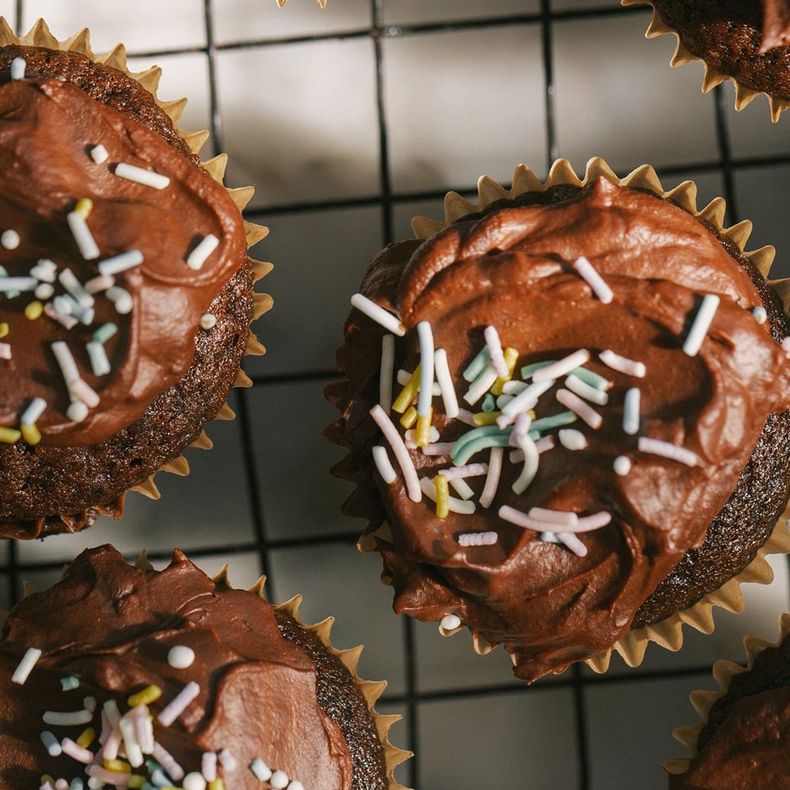 Easy vegan chocolate cupcakes recipe with chocolate ganache