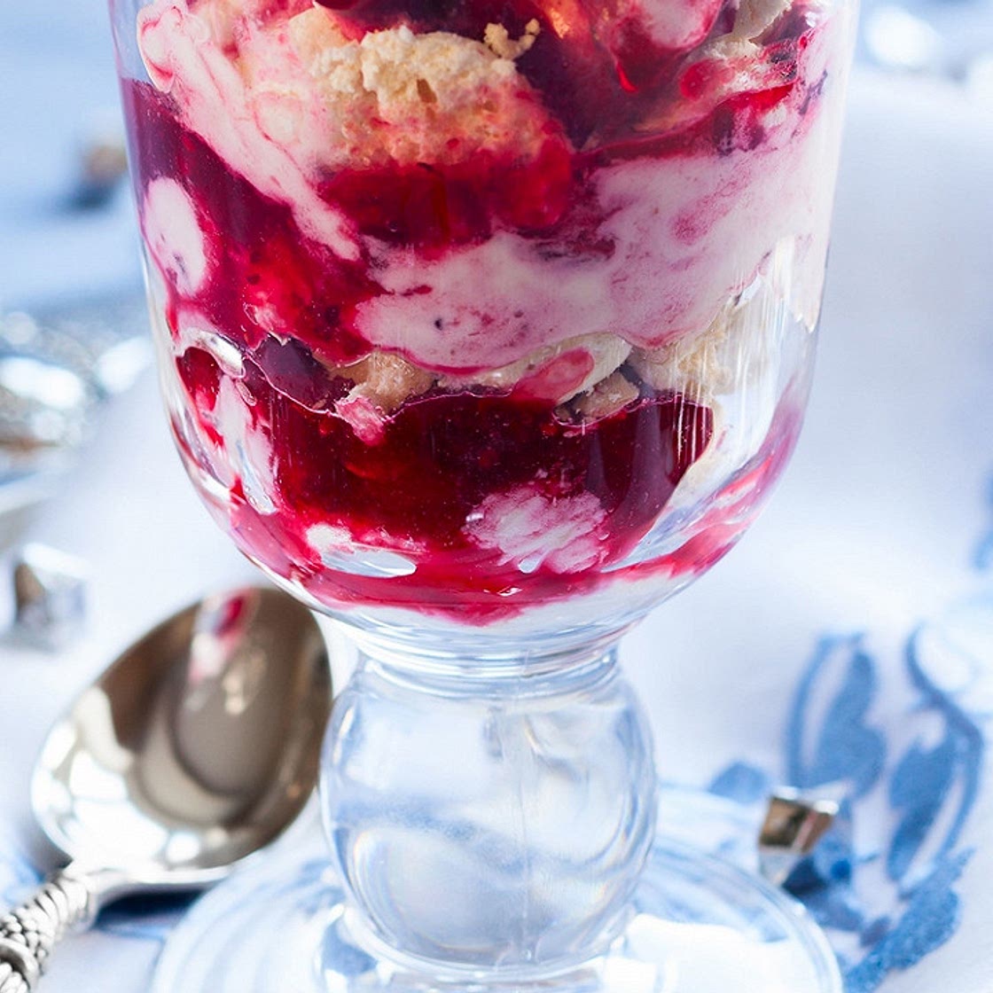 Eton mess aux cranberries et petites meringues