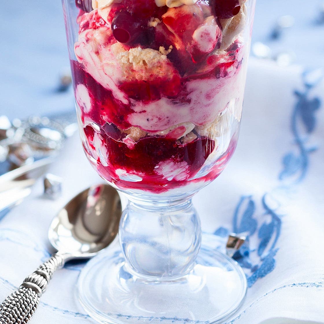 Eton mess aux cranberries et petites meringues