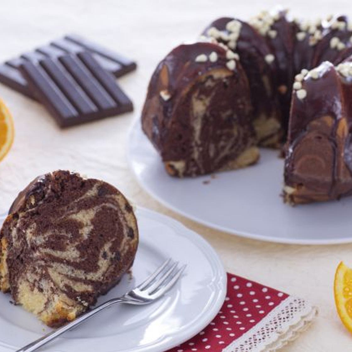 Ciambella marmorizzata al cacao e gocce di cioccolato