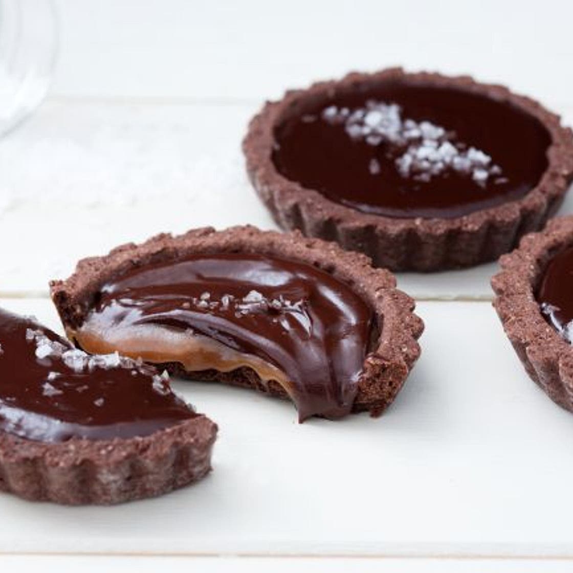 Tartellette con cioccolato e cuore di mou
