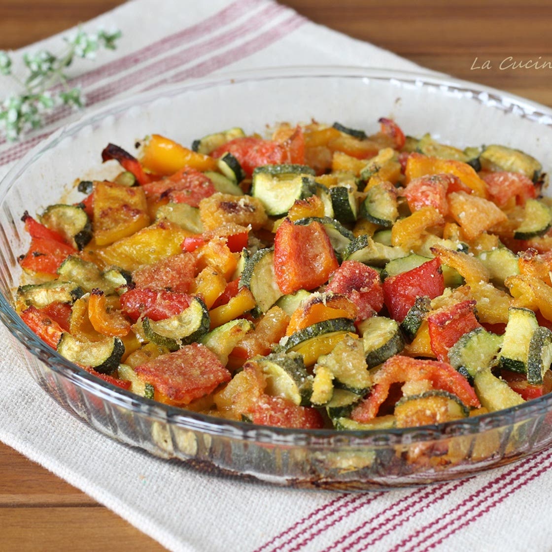 Zucchine e peperoni gratinati in forno