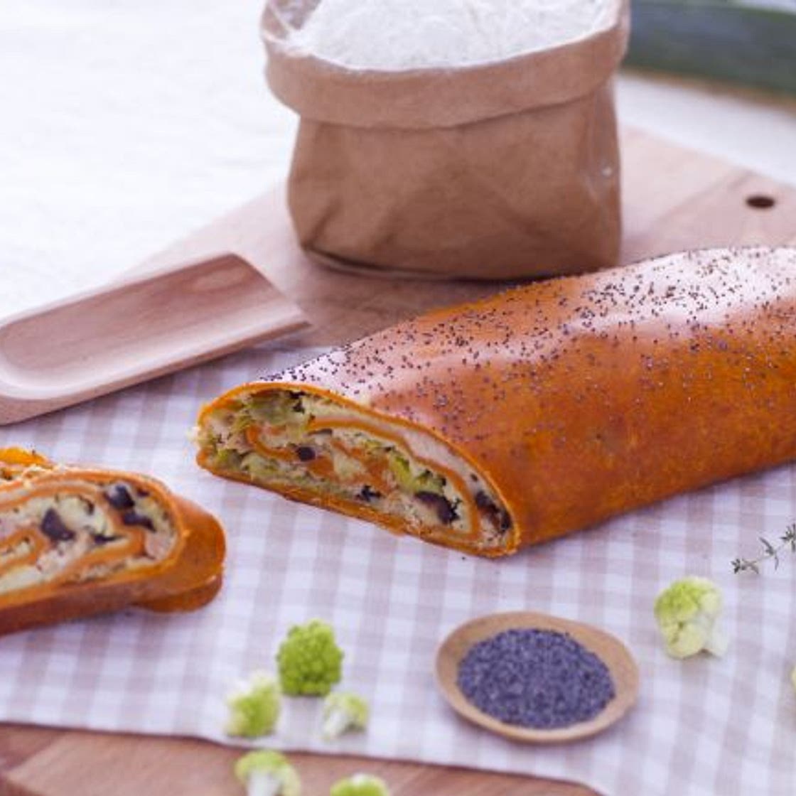 Strudel rosso al pomodoro con ripieno di tonno, broccolo e porro