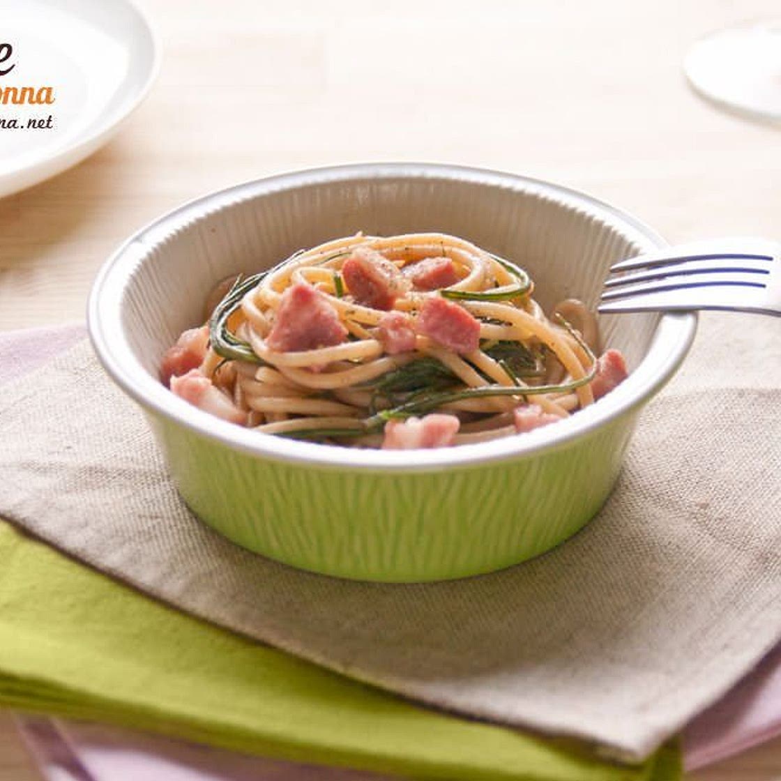 Spaghetti con agretti e pancetta affumicata