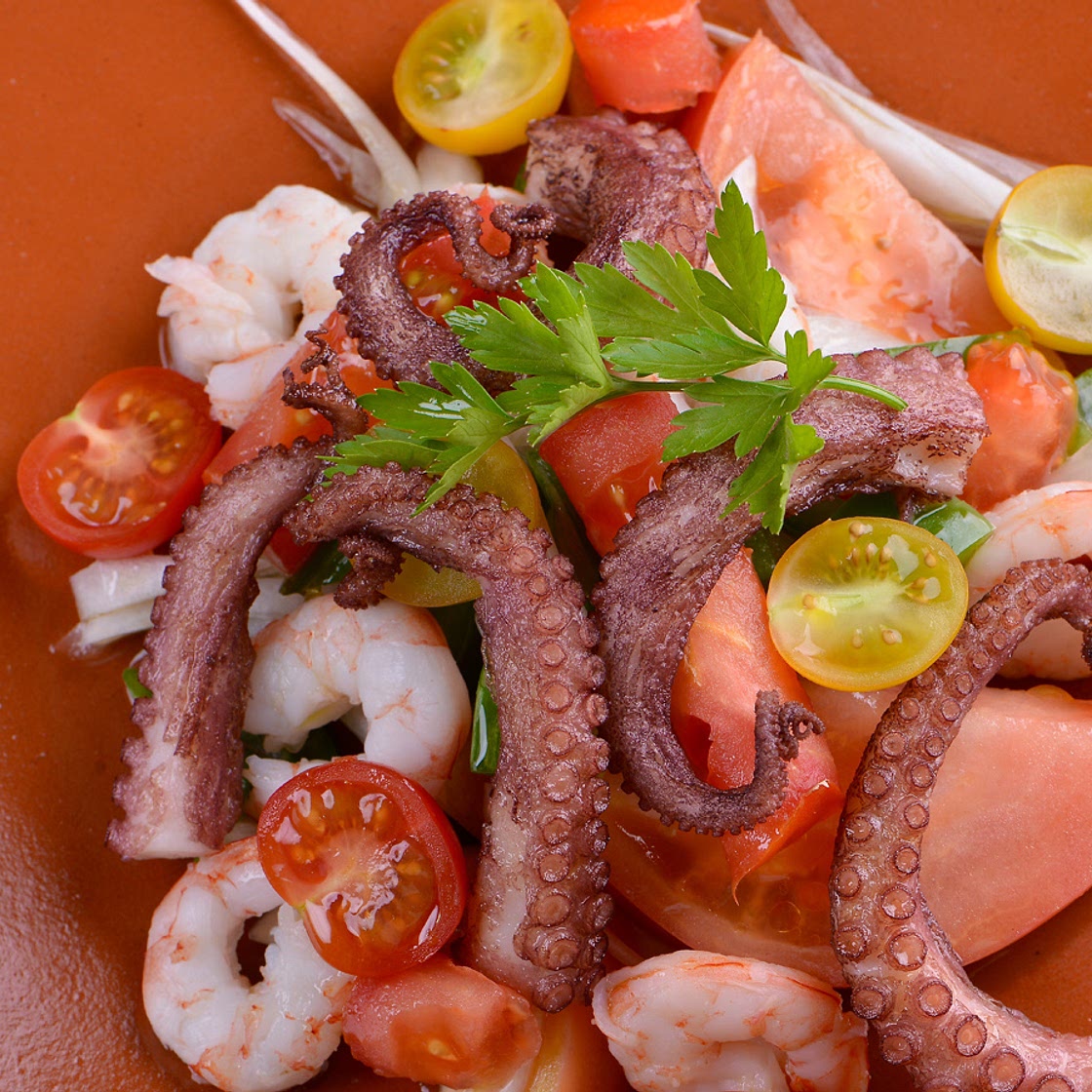 Pipirrana con pulpo y gamba