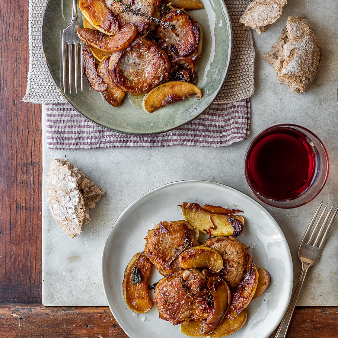 Pork tenderloin medallions with apples and onions