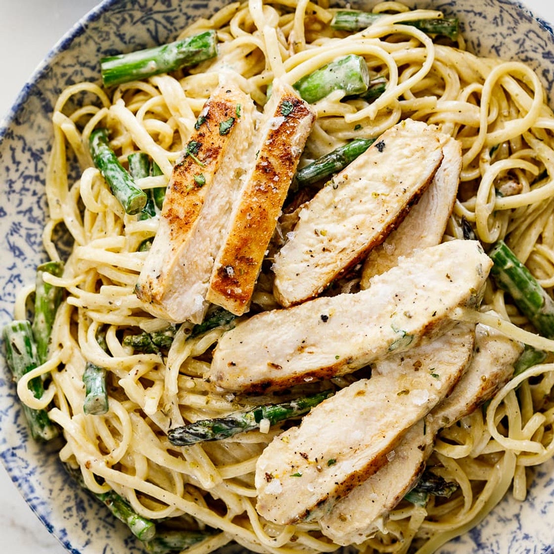 Creamy lemon chicken asparagus pasta