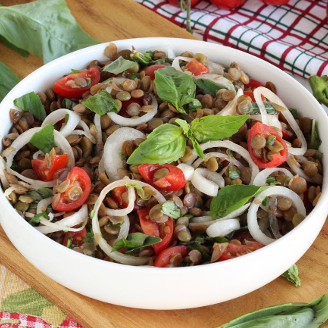 Insalata di lenticchie pomodori e cipollotti