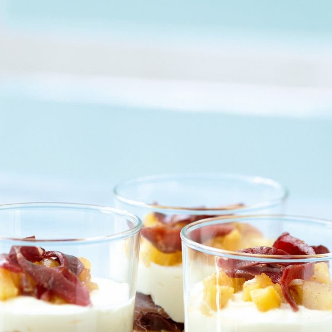 Verrine de chèvre frais, pomme verte et magret fumé