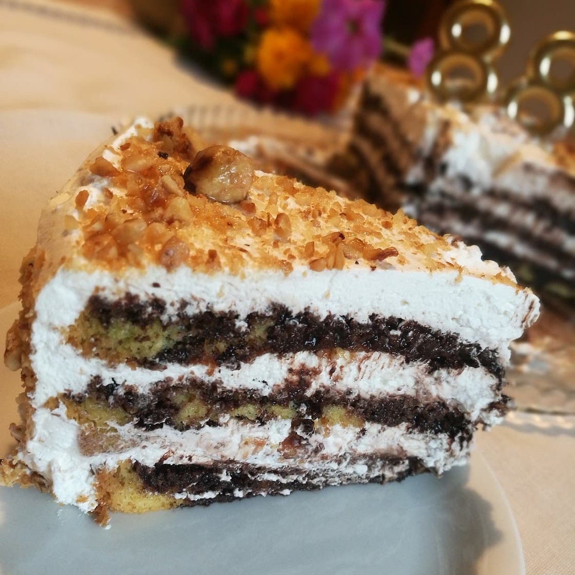 Τούρτα με καφέ και καραμελωμένα φουντούκια