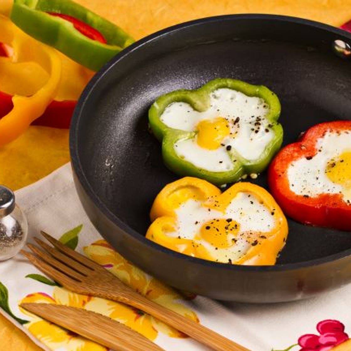 Fiori di peperoni con uova