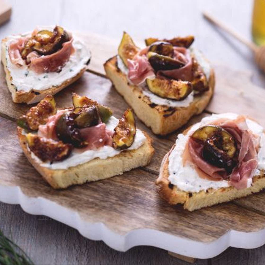 Bruschetta con fichi e crudo dolce