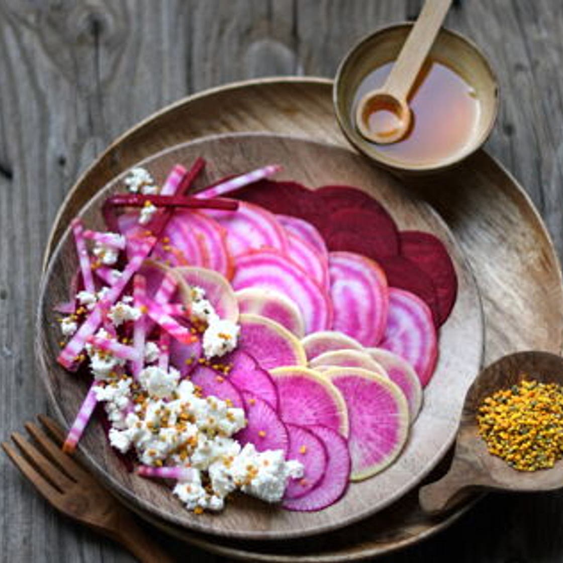 Carpaccio de betterave au fromage de chèvre et aux grains de pollen