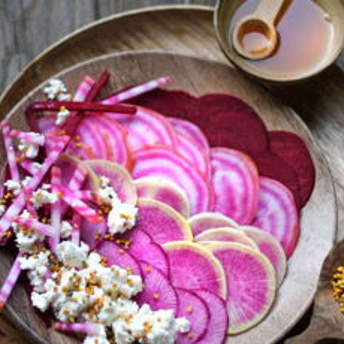 Carpaccio de betterave au fromage de chèvre et aux grains de pollen
