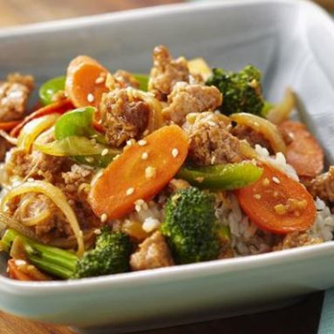 POULET HACHÉ SÉSAME FRIT À LA CHINOISE SUR RIZ BRUN