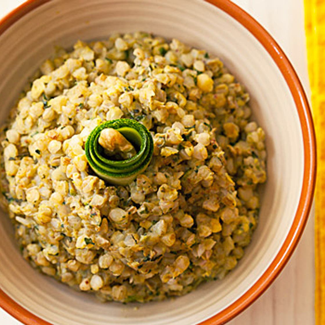 Grano saraceno decorticato con crema di zucchine e noci