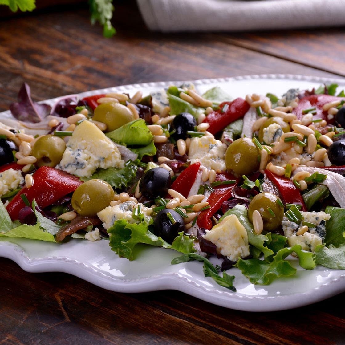 Ensalada de primavera (Ensalada con anchoas, boquerones, pimiento del piquillo y queso azul)
