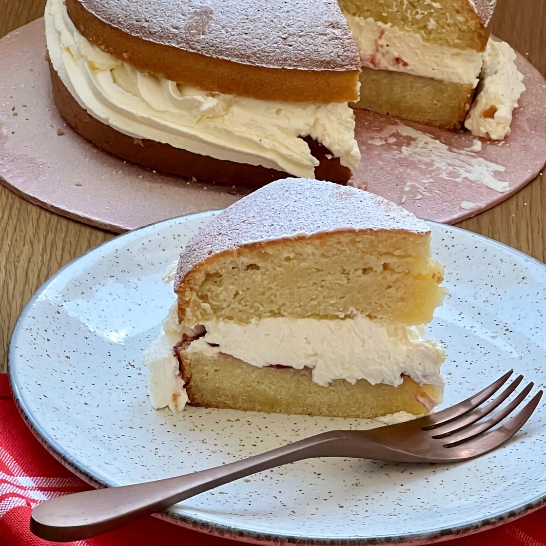 Air Fryer Victoria Sponge
