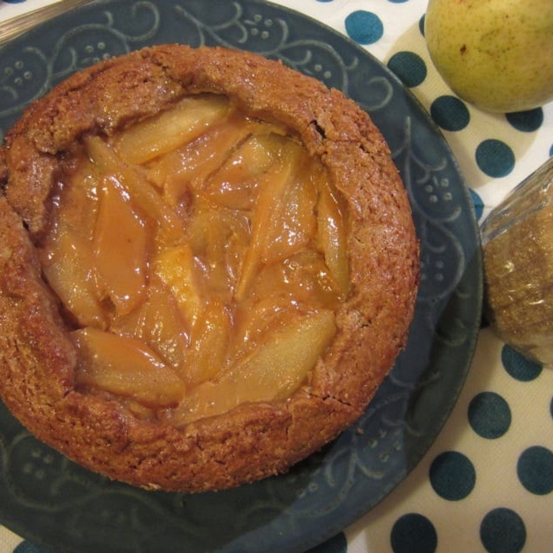 Crostata al cacao con pere e caramello