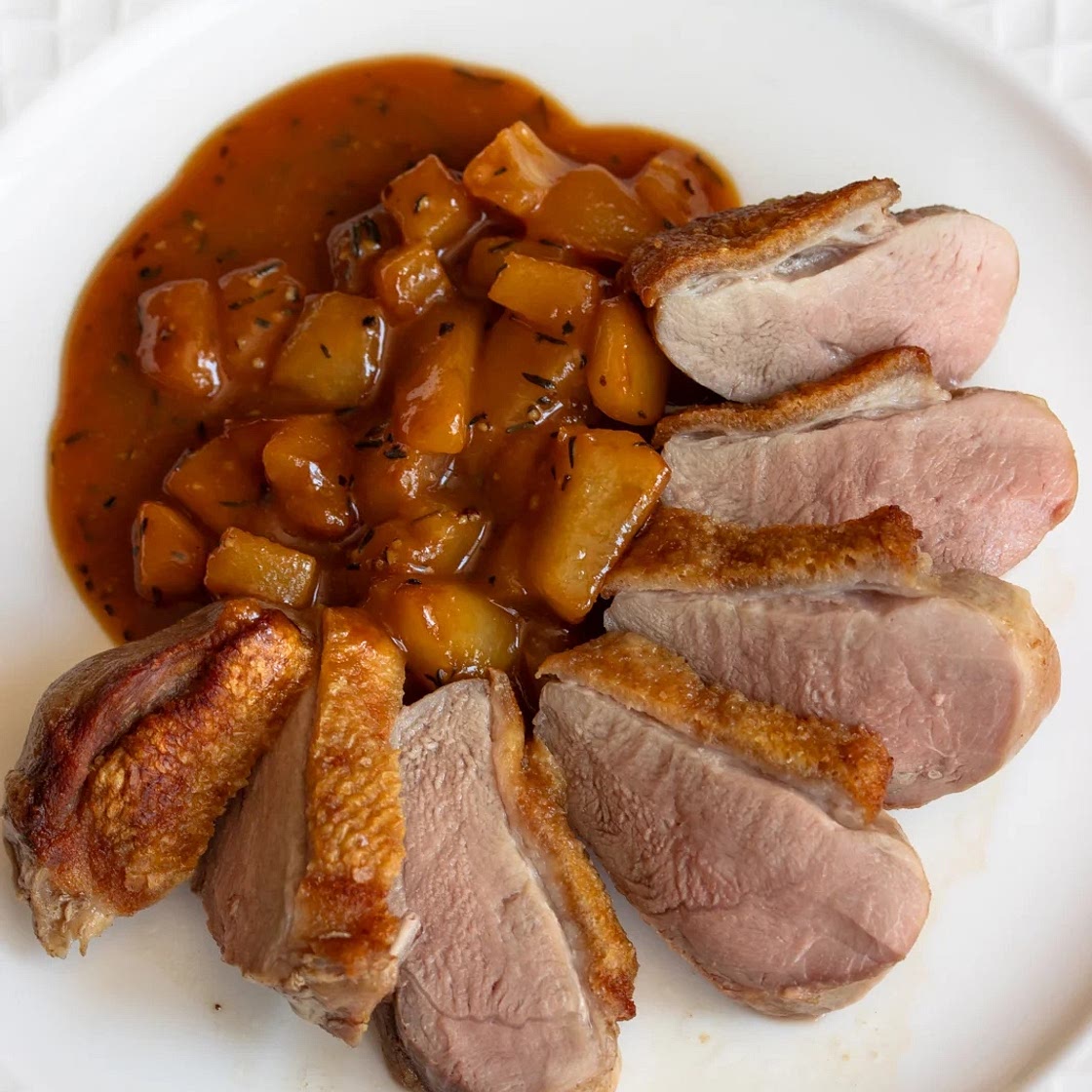 Crispy duck breasts with pear and pepper sauce