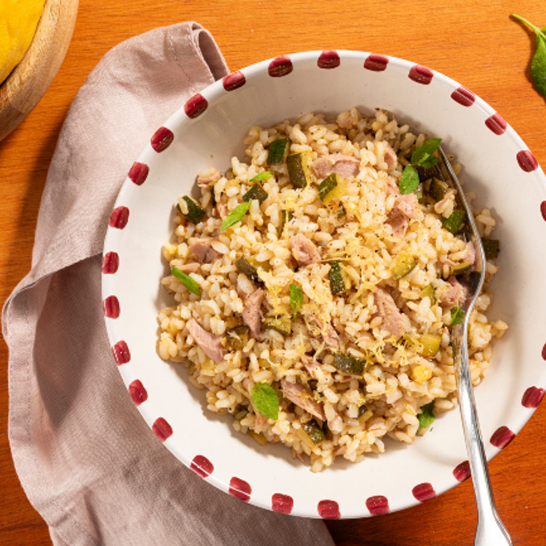 Riso freddo con tonno, zucchine e limone