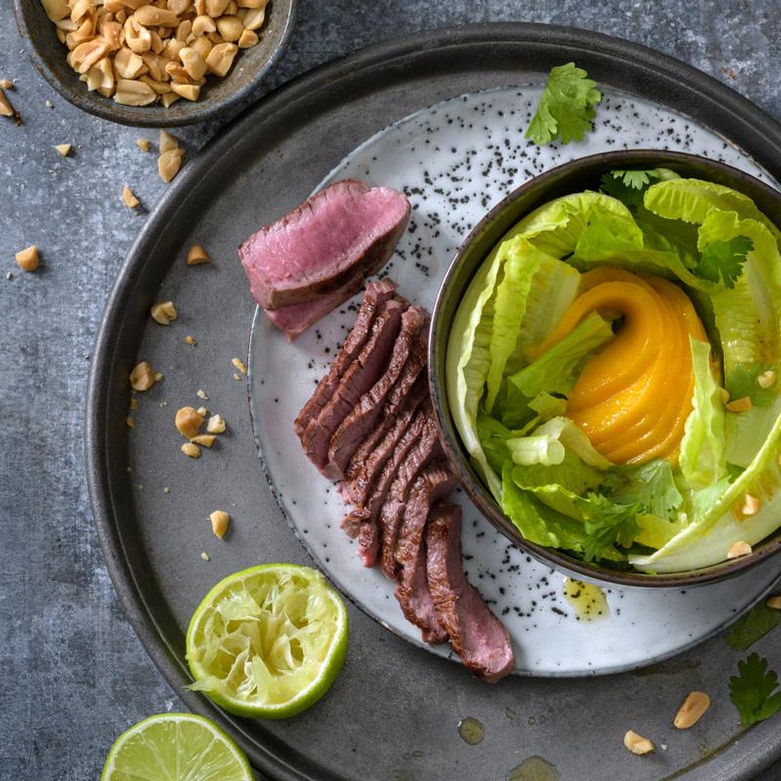 Salat mit Lamm und Mangostreifen