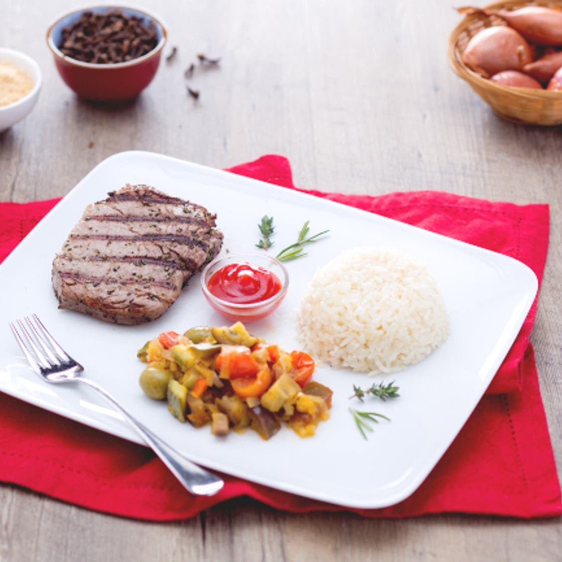 Grilled beef speziato con riso pilaf e verdure primaverili