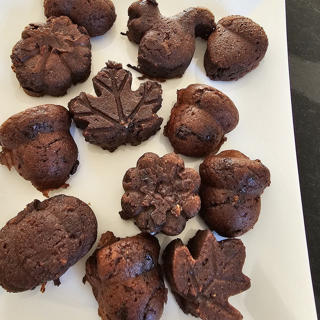 The FUDGIEST brownies that are gluten and dairy free 🤤🍫 Once you make these healthier and gut-friendly brownies you’ll possibly never go back 🤩 Dense fudgy melt in your mouth brownies topped with a thick dark chocolate frosting 😍 Try not to eat the who