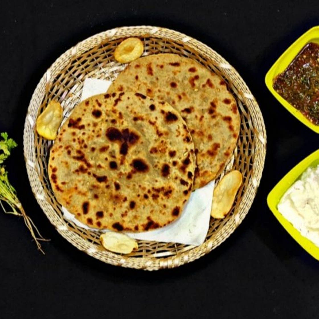 आलू चिप्स का पराठा (aloo chips ka paratha recipe in Hindi)