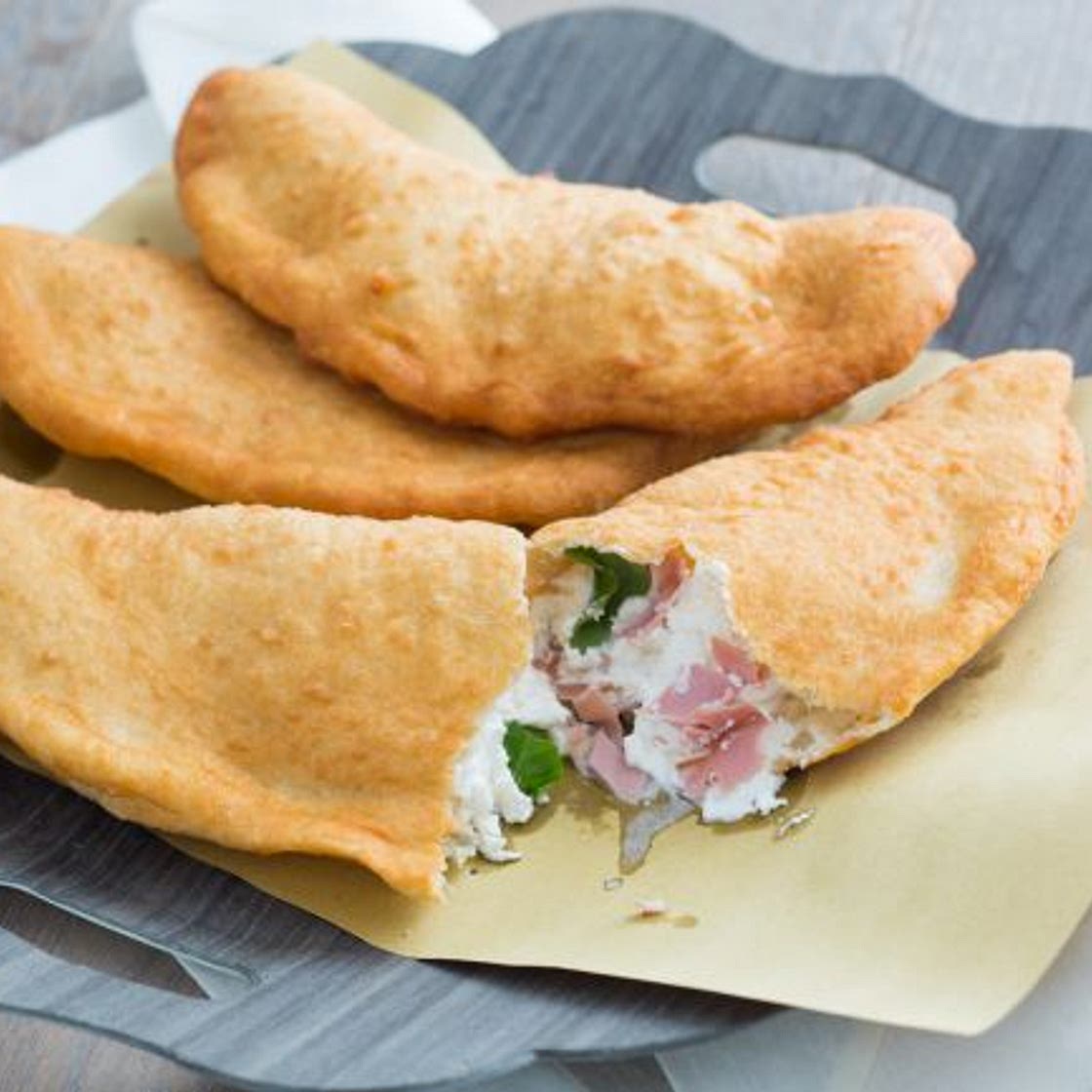 Pizza fritta con mortadella e fiordilatte