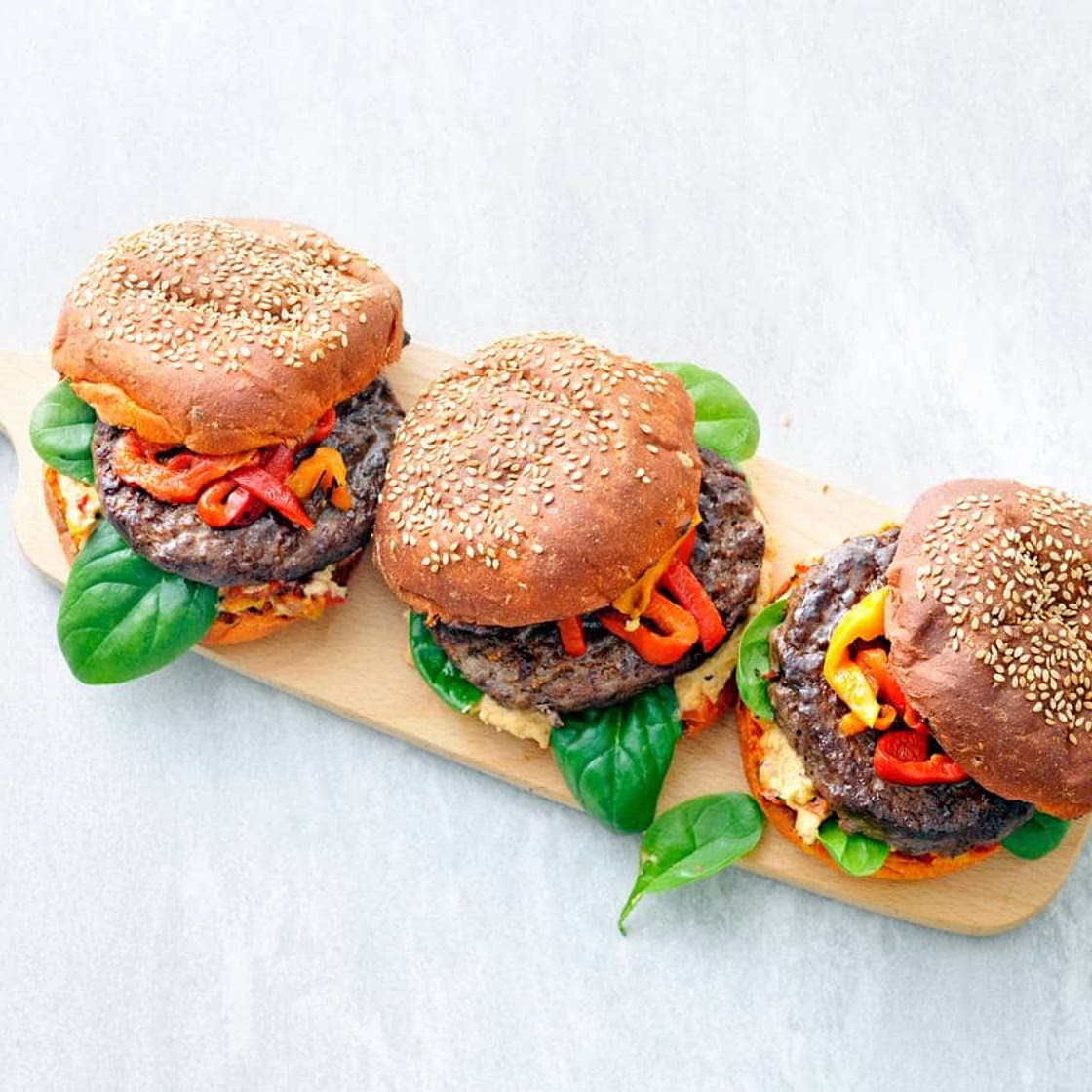 Beefburger met hummus en spinazie