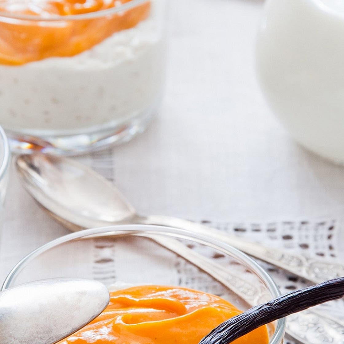 Verrine de mousse au chocolat blanc sous coulis d’oranges