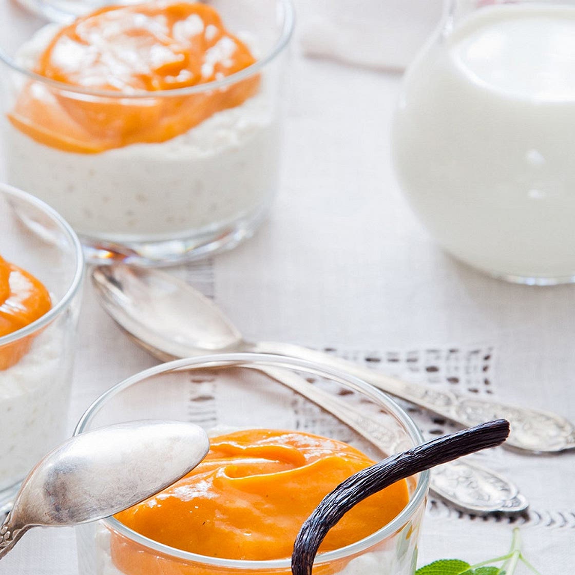 Verrine de mousse au chocolat blanc sous coulis d’oranges