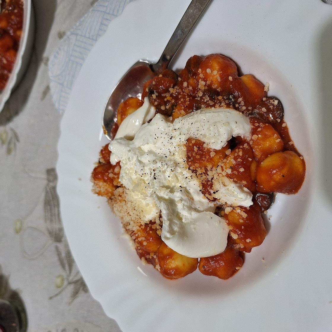 Gnocchi sugo, olive e burrata
