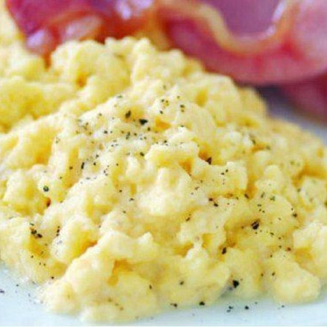 Low calorie easy scrambled eggs (microwave recipe)