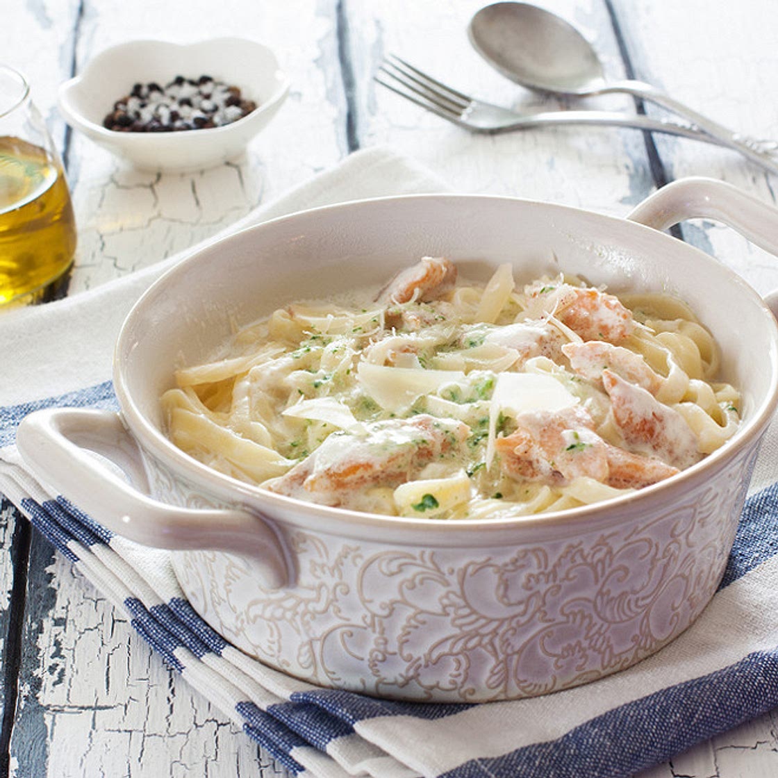 Gratin de pâtes au saumon, aux épinards et à la béchamel