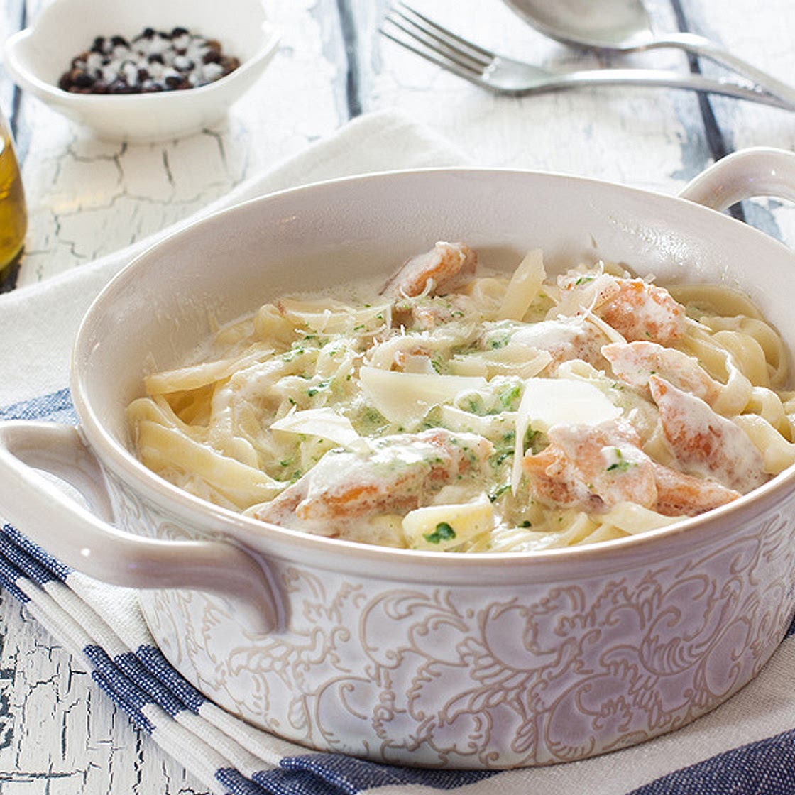 Gratin de pâtes au saumon, aux épinards et à la béchamel