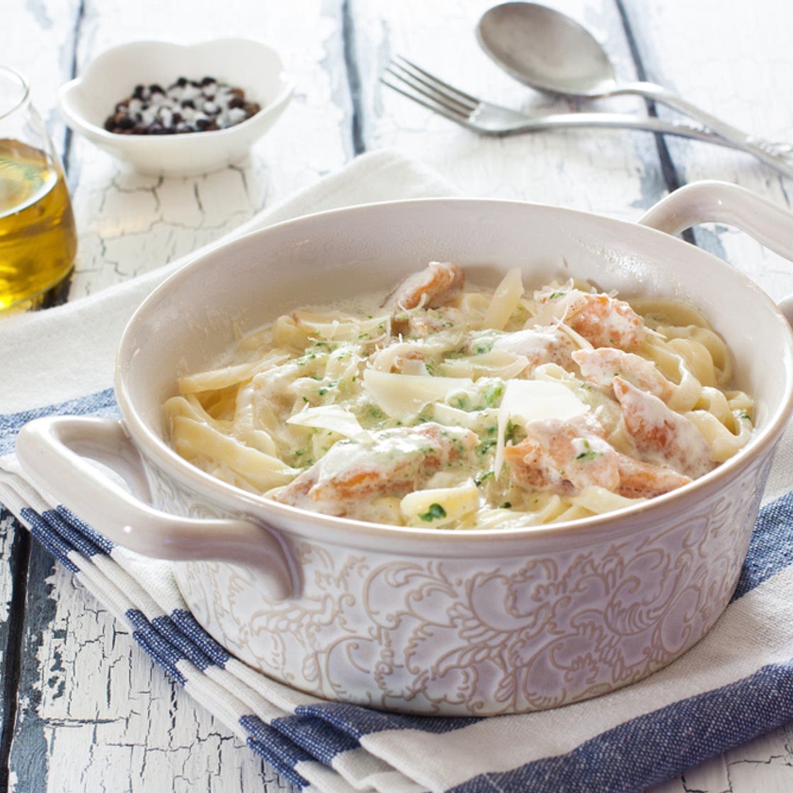 Gratin de pâtes au saumon, aux épinards et à la béchamel