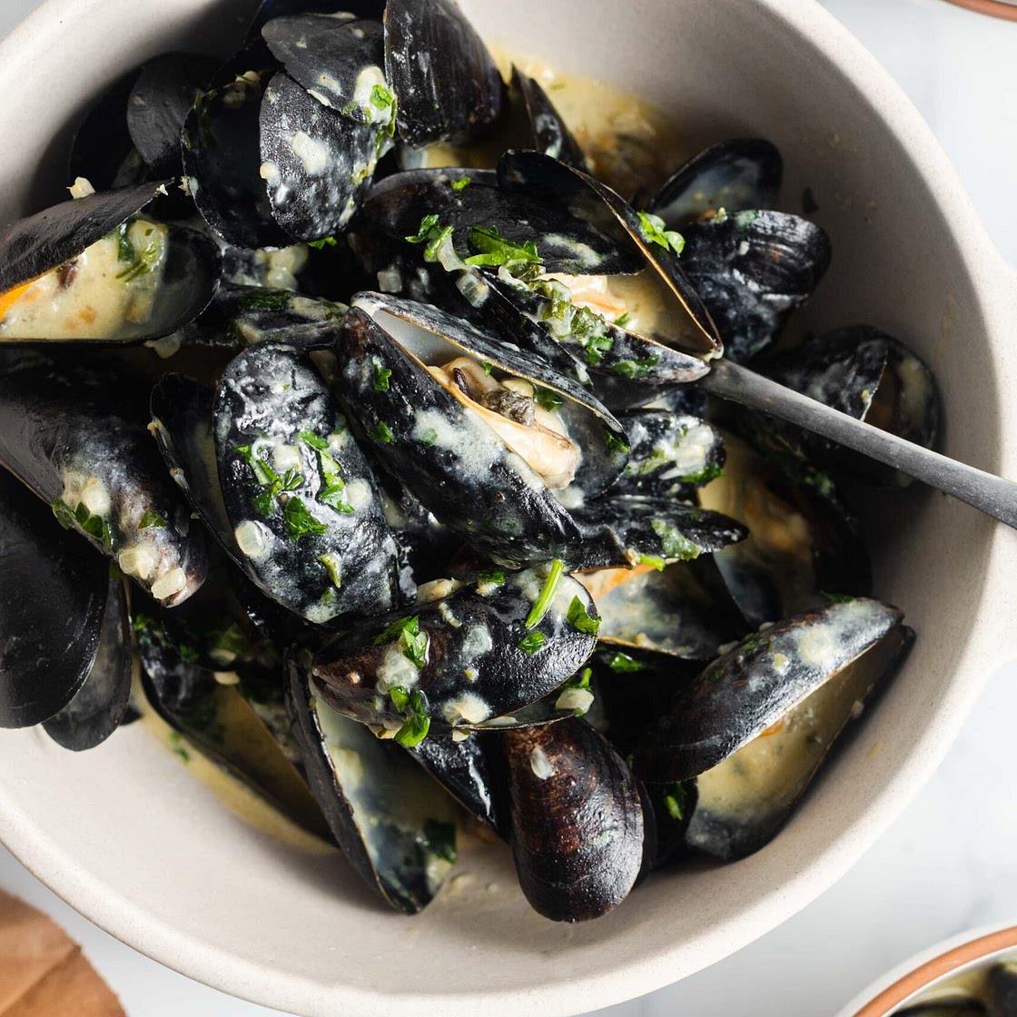 Mussels in Cream Sauce, Garlic, and Lemon