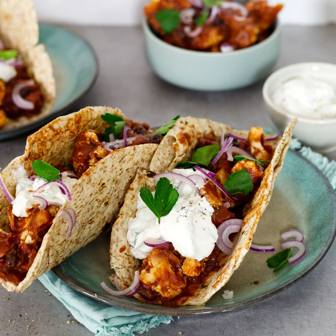 Tacos mit Blumenkohl-Bohnen-Mole und Sour Cream