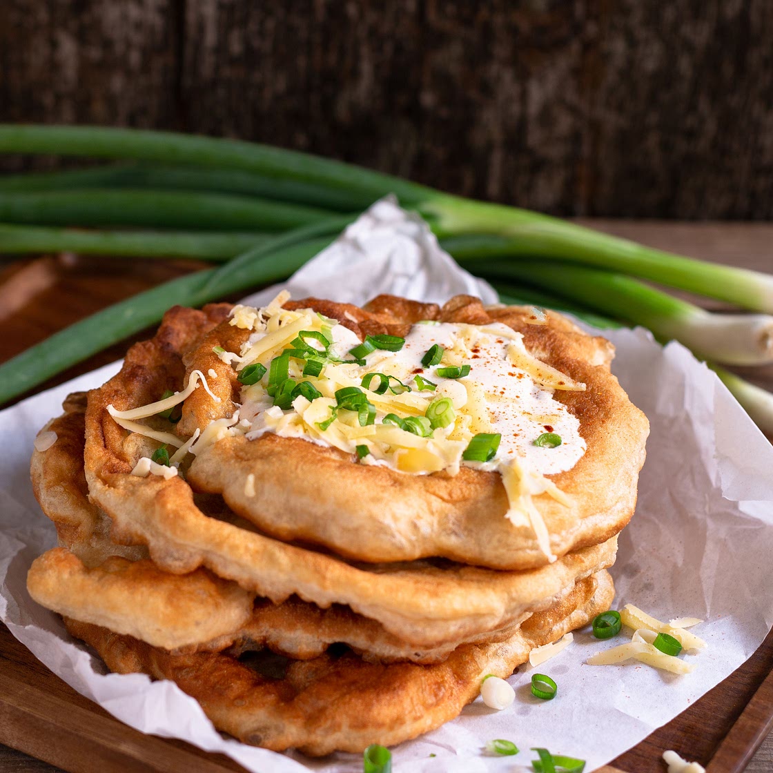 Lángos mit Knoblauch und Käse